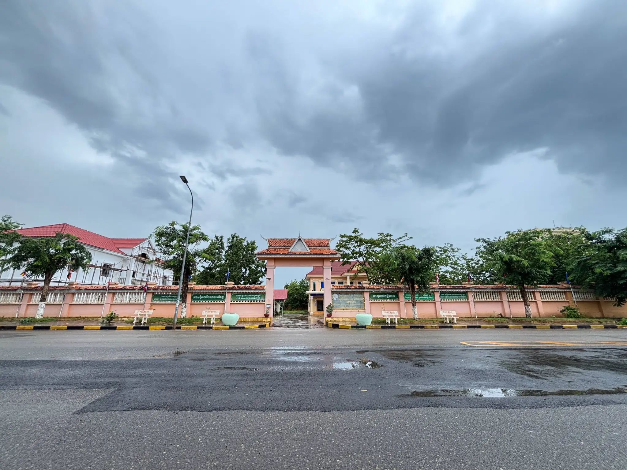 ប្រជាពលរដ្ឋកំពុងទទួលសេវាសាធារណៈ